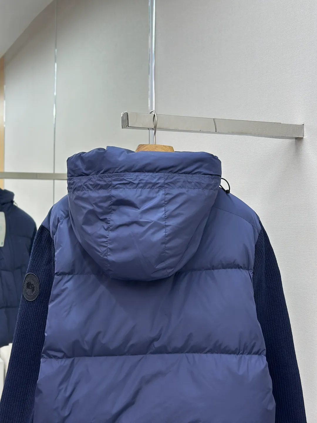 P910 CANADA GOOSE Canada Goose Armband Hooded Down Jacket Fabric selection: The use of high-quality protective nylon fabric not only enhances the wear resistance of the surface, but also takes into account wind resistance, ensuring excellent performance in various harsh weather conditions.  90 national standard high-quality white duck down: selected high-loft down, weighing 170g, light and warm, with excellent temperature locking performance and good resilience.  Three-dimensional quilting process: Precision thread reinforcement to prevent velvet drilling and ensure that the fluffy and resilient elasticity lasts as new.  7-needle medium-thick knitted structure: Use thicker yarns to knit woolen fabrics with obvious thickness and weight. The texture is clearly visible and has a rough, retro texture. It has a good skeleton feel, is relatively stiff, and can maintain the silhouette of clothing for a long time. It also provides more layers of still air to lock in heat.  There is a brand exclusive LOGO on the woolen sleeve arms. It is dark and not obvious in the photo.  Accessories: One-to-one customized logo, one-to-one customized zipper pendant, one-to-one customized snap button SIZE: S M L XL